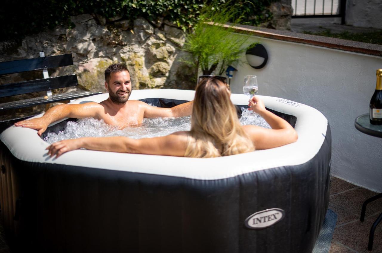 Charming Studio With Hot Tube, Terrace, Barbecue And Garden Кралевица Екстериор снимка